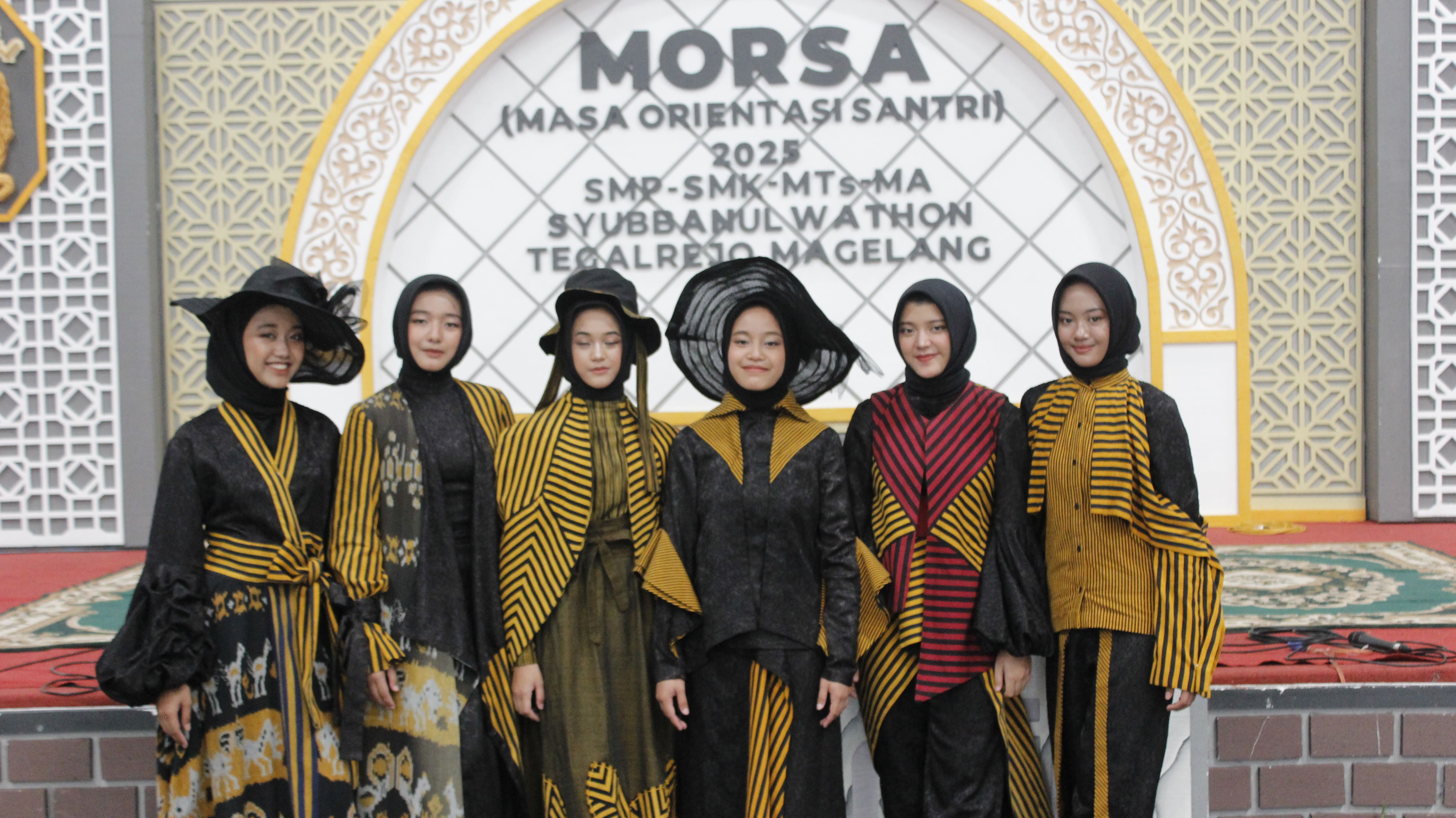 Penampilan Fashion Show oleh para siswi SMK Syubbanul Wathon dalam kegiatan MORSA 2025